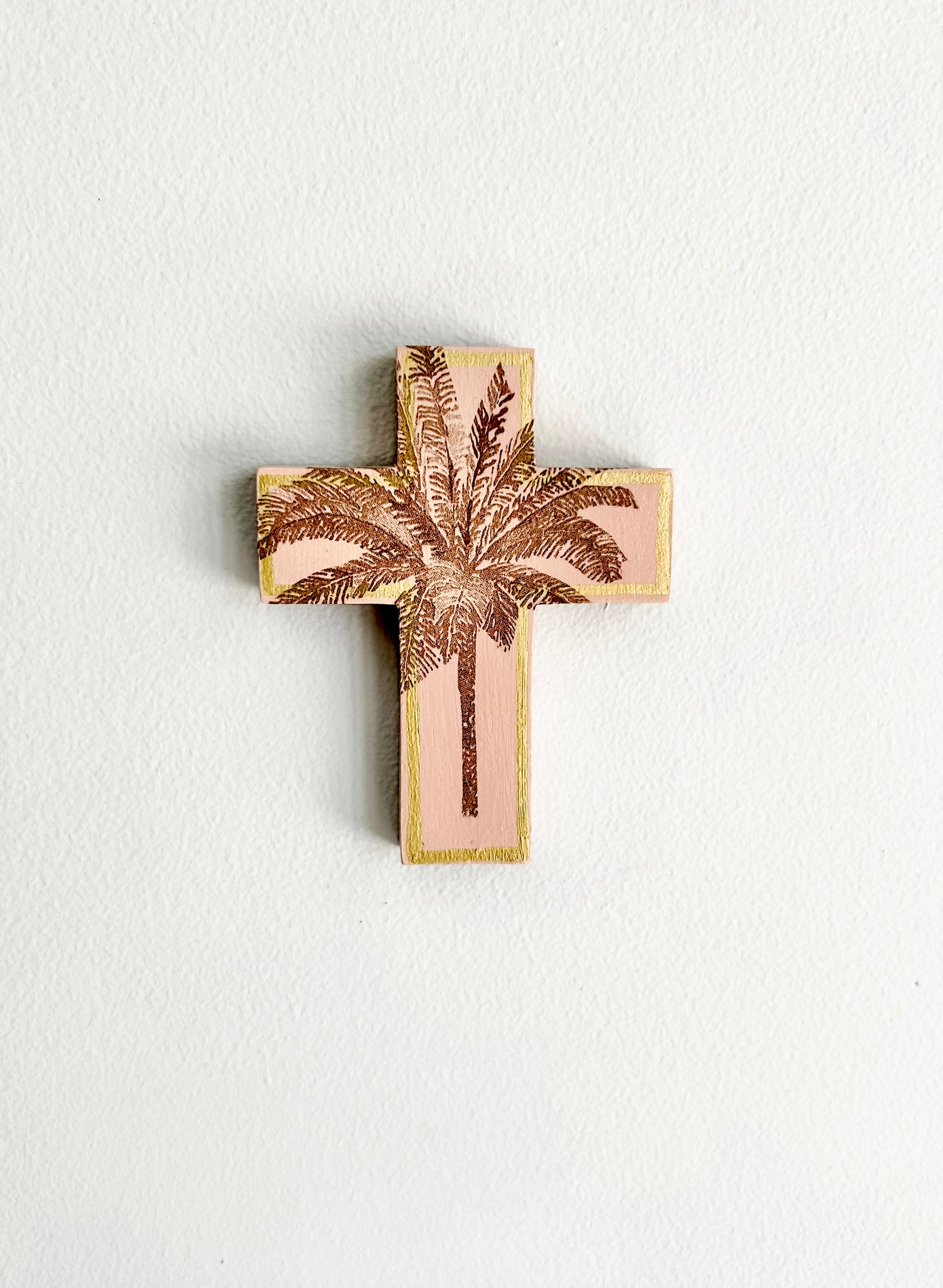 Decor for your holiday home, vacation rental, Airbnb property, decorate tropical style. For lovers of peach and peachy pink. Palm tree decor. Palm tree wall cross. Neutral browns and pinks. Decor for a little girl's room.