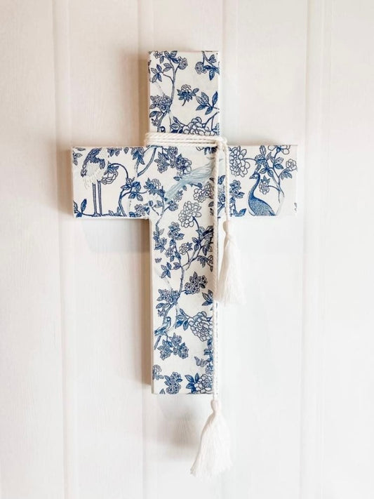 For lovers of blue and white, Hamptons inspired chinoiserie decor. blue and white chinoiserie wall cross.
