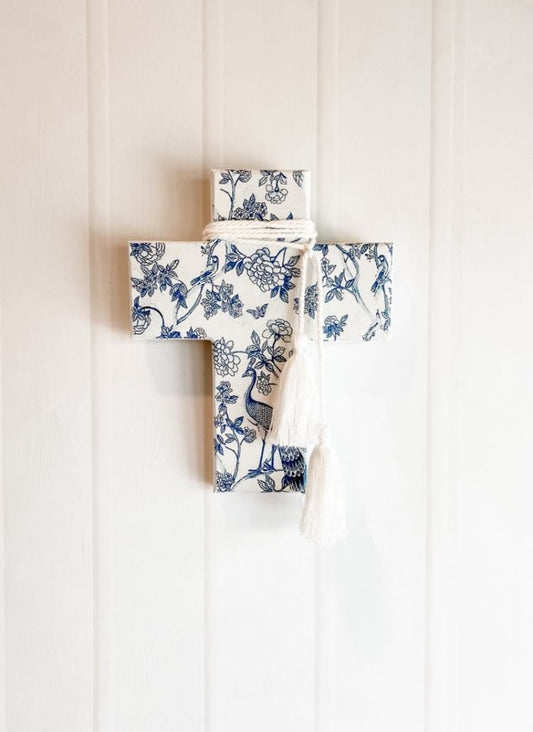 For lovers of blue and white, Hamptons inspired chinoiserie decor. blue and white chinoiserie wall cross.